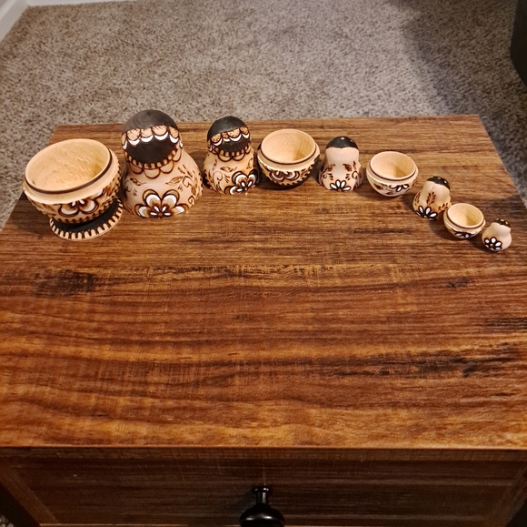 π Hand-Painted Russian Nesting Dolls - Picture 4 of 7